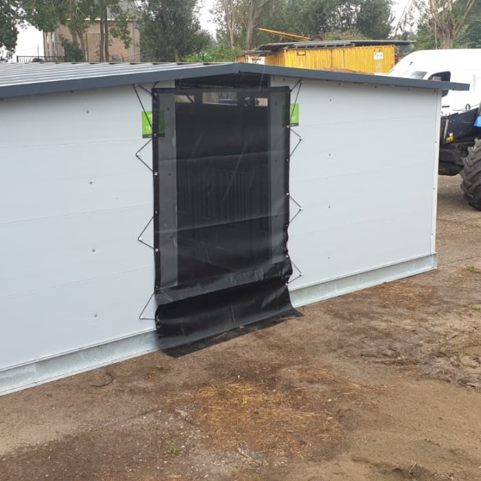 Quinto calf hutch with livestock curtain